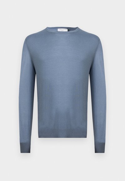 Ανοιχτό μπλε μακρυμάνικο πουλόβερ με στρογγυλή λαιμόκοψη, με ριμπ μανσέτες και τελείωμα, κατασκευασμένο από λεπτό πλεκτό ύφασμα.