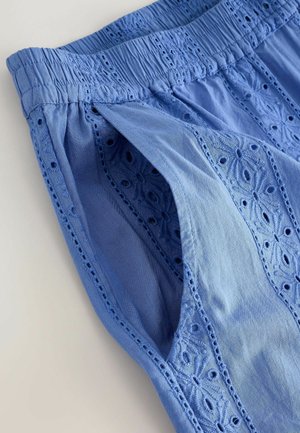 Shorts din bumbac de culoare albastru deschis, cu un tiv elastic și detalii rafinate din dantelă perforată pe laterale. Textură netedă și croială lejeră.