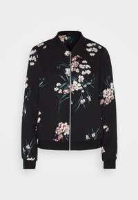 Giubbotto bomber nero con motivo floreale in bianco e rosso. Presenta una chiusura a zip, polsini e orlo a coste, e una texture del tessuto morbida.