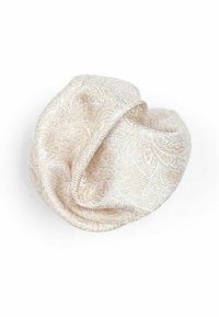 Cremfarbene Haaraccessoires aus strukturiertem Stoff, die ein filigranes Blumenmuster und ein sanft gewundenes Design aufweisen.