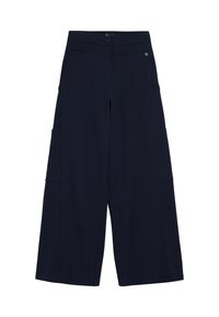 Pantaloni a gamba larga di colore blu navy realizzati in un tessuto morbido, con una vita dotata di due bottoni, tasche frontali e gambe svasate con una texture liscia.