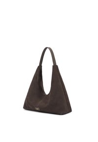 Bolso de ante marrón con forma triangular, abertura amplia y textura suave y mate. Presenta un mango corto de cuero oscuro y un branding sutil.