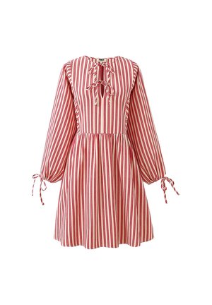 Rot-weißer vertikal gestreifter Langarmkleid mit gerafftem Taillenbund, Frontkrawatte am Hals und gebundenen Manschetten auf einem weißen Hintergrund.