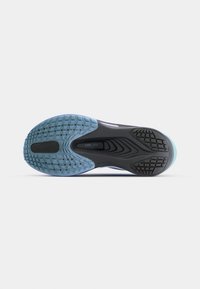 Semelle d’une chaussure de course avec une bande de roulement en caoutchouc bleu et noir, comportant des zones de grip texturées et le marquage "LYPLATE" dans la partie médio-pied.