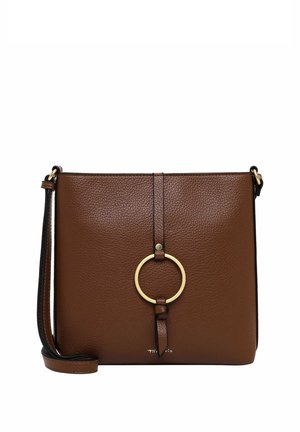Bolso bandolera de cuero marrón texturizado con correa ajustable y decoración frontal con anillo metálico circular dorado.