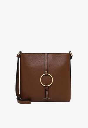 Sac bandoulière en cuir marron texturé avec une sangle ajustable et une décoration anneau métallique circulaire doré sur le devant.