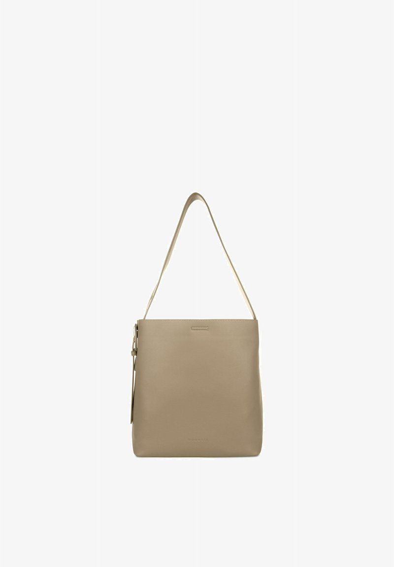 Beige Lederschultertasche mit flacher rechteckiger Form, einem einzelnen Tragegurt und seitlichem Reißverschlussdetail vor weißem Hintergrund.