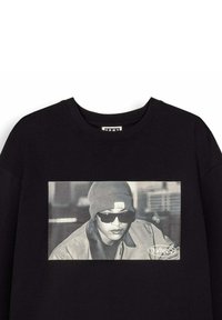 Schwarzer Kapuzenpullover mit einem grauen grafischen Porträt auf der Vorderseite. Das Design zeigt eine Person, die eine Sonnenbrille und eine Mütze mit einem modischen Kragen trägt.