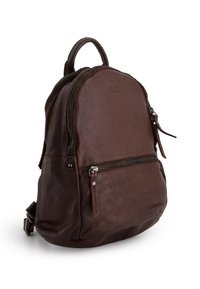 Kleiner brauner Leder-Rucksack mit vorderer Reißverschlusstasche, oberem Tragegriff und VENEAR-Logo auf der Vorderseite.