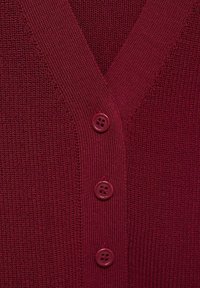 Burgundský kardigan s designem do tvaru V, texturovanou pleteninou a čtyřmi odpovídajícími knoflíky uprostřed vpředu.