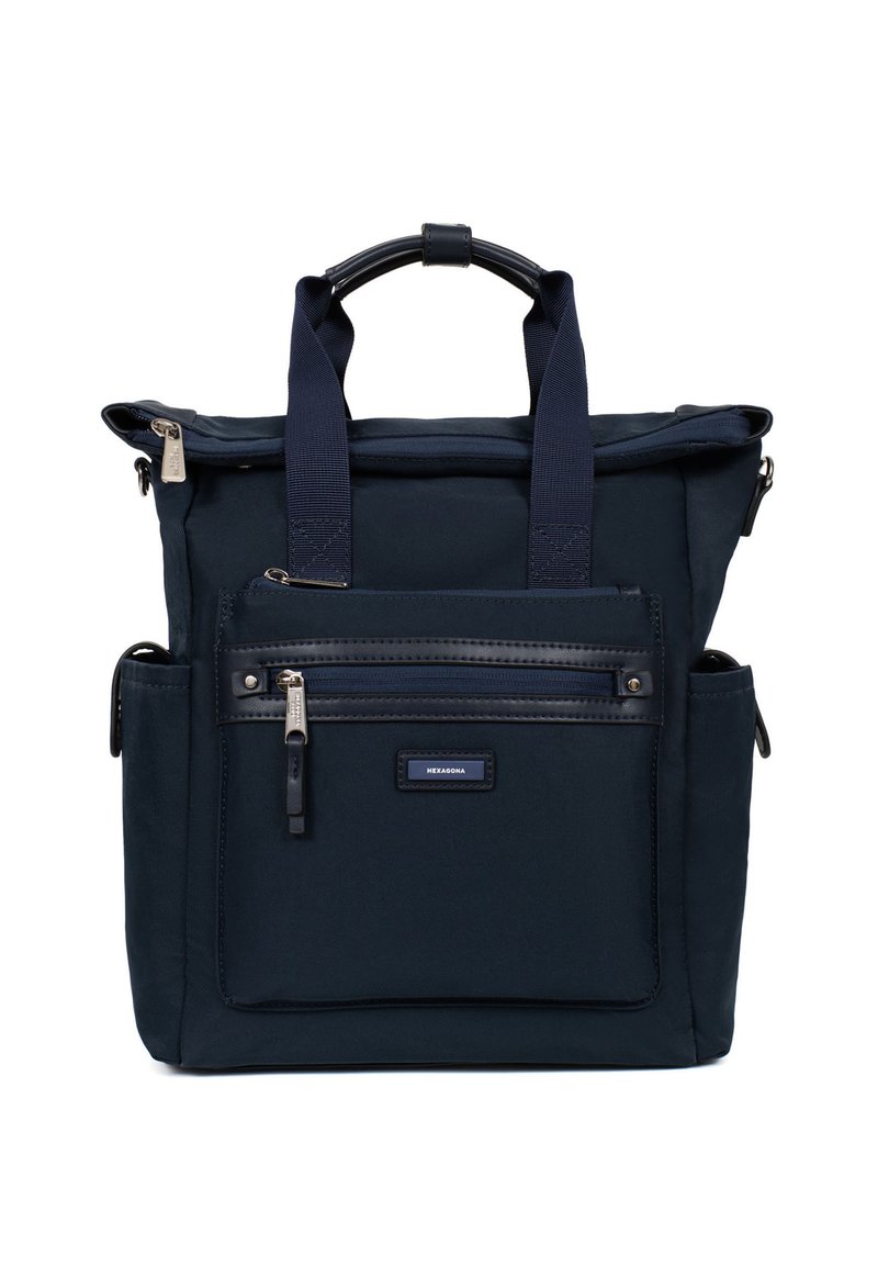 Granatowy plecak wykonany z trwałego materiału, z dwoma górnymi uchwytami i wieloma zapinanymi na zamek kieszeniami, które zapewniają organizację. Gładka tekstura, minimalne akcenty.