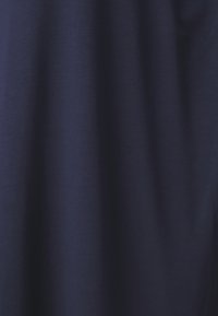 Navyblauwe katoenen stof met een gladde textuur en een lichtgerekte uitstraling, zonder patronen of extra details.
