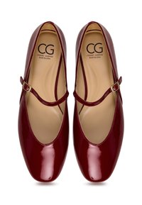 Ballet flats in vernice bordeaux con punta arrotondata e una sola fascia con una fibbia in tono dorato. Texture liscia e design minimale.