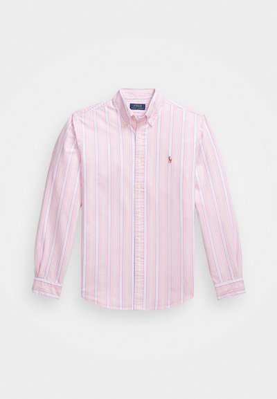 Camisa de botão rosa claro com riscas verticais em azul e branco. Mangas longas, gola pontiaguda e pequeno logótipo bordado no peito.