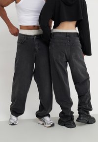 YOURTURN by Zalando - UNISEX - Baggy Jeans - black denim Thumbnail Image 1