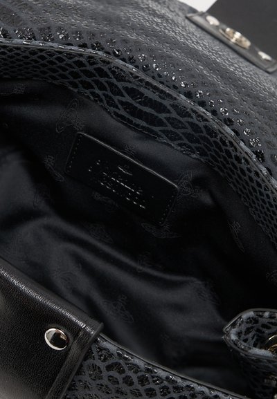 Μαύρο εσωτερικό τσάντας από δέρμα με υλικό επένδυσης σε μαύρο χρώμα με σχέδιο πεταλούδας και μαύρο δερμάτινο λουράκι με ασημένιο κουμπί.