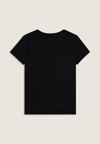 Camiseta negra de manga corta con cuello redondo, que presenta una textura suave y un diseño minimalista. Sin logotipos ni adornos visibles.
