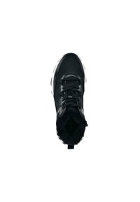 Schwarze Sneaker mit einem glatten Lederobermaterial, strukturierten Akzenten, einem weichen Kunstfellkragen und einer dicken, weißen Gummisohle.