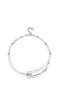 Collar choker de plata con un diseño curvado y elegante, enlaces pulidos, un cierre y un acento distintivo en el cierre.