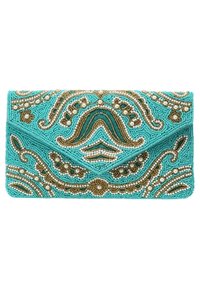 Clutch de cuentas turquesas con intrincados adornos de oro y perlas, que presenta un cierre con solapa y un patrón decorativo en espiral.