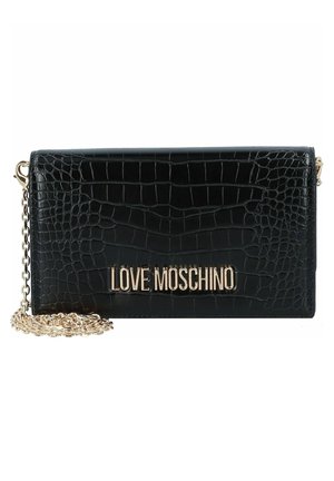 Czarna torebka na ramię z tłoczonej skóry krokodyla z złotym łańcuszkiem i napisem "LOVE MOSCHINO" w złotych literach na przodzie.