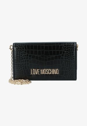 Czarna torebka na ramię z tłoczonej skóry krokodyla z złotym łańcuszkiem i napisem "LOVE MOSCHINO" w złotych literach na przodzie.