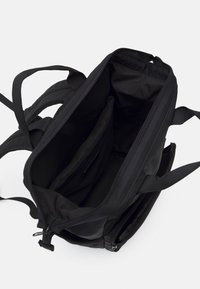 Schwarzer Rucksack mit einem geräumigen, gefütterten Innenraum, mehreren Taschen und Reißverschlüssen, aus strapazierfähigem Stoff, konzipiert für Funktionalität.