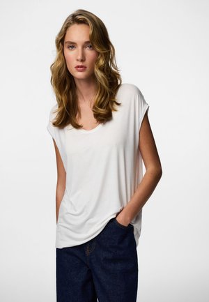 Valkoinen, löysä T-paita, jossa on pyöreä pääntie ja lyhyet hihat, valmistettu pehmeästä kankaasta, yhdistetty tumman farkkujen kanssa.