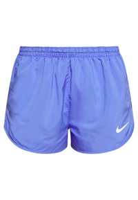 Lila Sportshorts aus leichtem, glattem Material. Sie verfügen über einen elastischen Bund und ein weißes Nike-Logo auf der unteren rechten Seite.