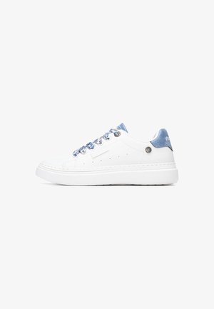 Zapatillas blancas con parte superior de cuero liso, panel trasero de ante azul claro y cordones con estampado. Suela gruesa de goma blanca con detalles mínimos.