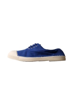 Enkelt blå lærreds-sneaker med hvid gummisål og hvid snude, vist fra siden mod en hvid baggrund.