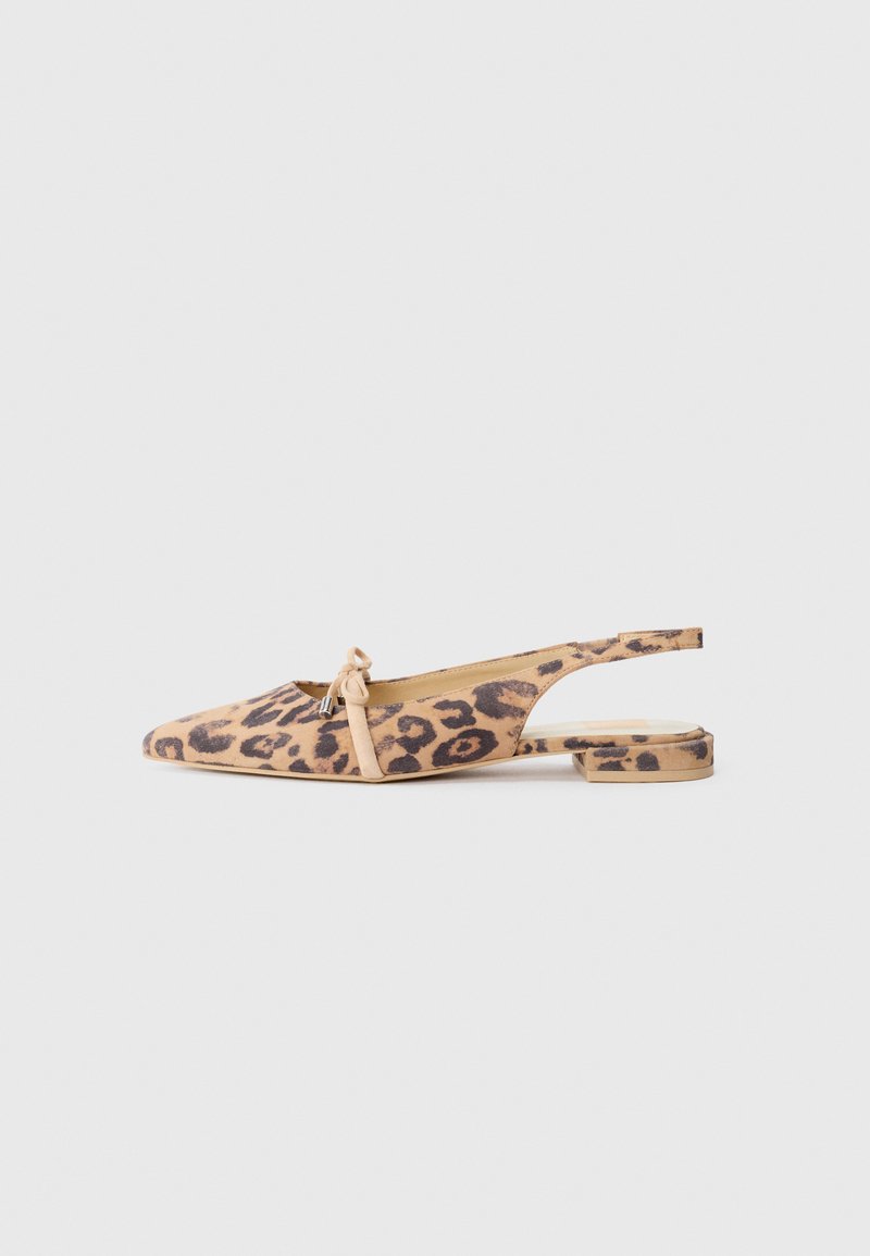 Sandală cu model leopard, cu vârf ascuțit, accente bej și detaliu cu fundiță în față. Textură moale a materialului și toc jos.