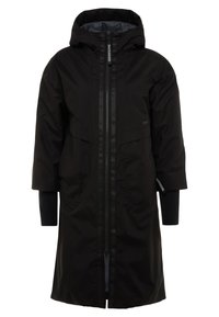 Chaqueta impermeable negra con capucha, mangas largas, cierre de cremallera y bolsillos laterales. Exterior liso con textura mate y branding minimalista.