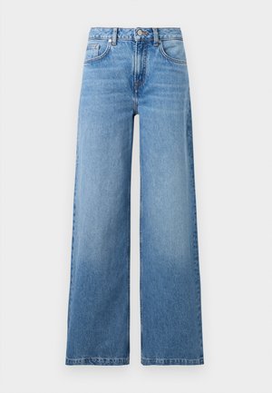 Blauwe denim jeans met hoge taille en wijd uitlopende pijpen, met een knoopsluiting aan de voorkant, ritssluiting en vijf zakken, afgebeeld op een witte achtergrond.