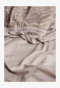 Geselecteerd, taupe