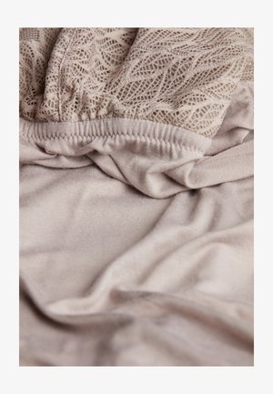 Kanttop met een gestructureerd patroon in zandbeige over een gladde, lichtgekleurde stof. Heeft een gathered elastiek in de taille.