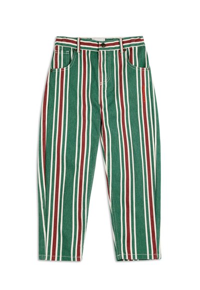 Pantalones de mezclilla verdes con rayas verticales en rojo y blanco. Diseño clásico de cinco bolsillos con botón metálico y pasadores para cinturón.