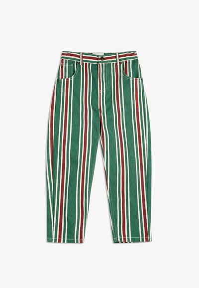 Pantalones de mezclilla verdes con rayas verticales en rojo y blanco. Diseño clásico de cinco bolsillos con botón metálico y pasadores para cinturón.