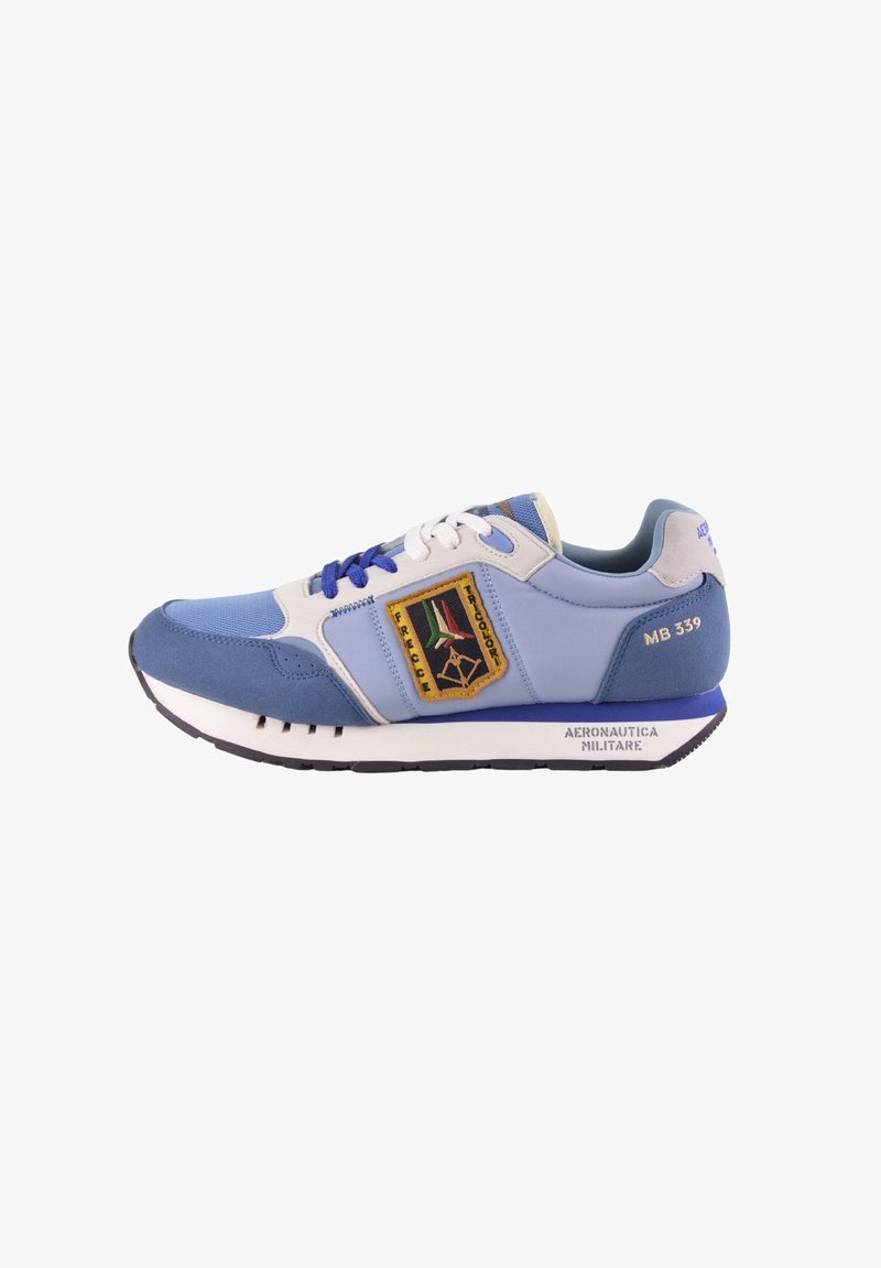 Scarpa da ginnastica blu e azzurro chiaro, realizzata con un mix di materiali in rete e suede, con un'applicazione e lacci bianchi. Suola nera con dettagli del marchio.