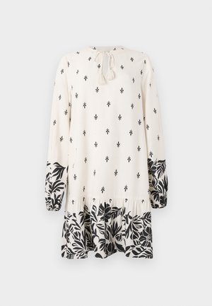 Biele šaty s čiernym potlačou listov, dlhé rukávy a elastické manžety. Obsahujú zberaný lem a viazanie na krku vzadu.