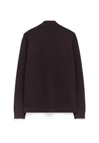 Ciemnobrązowy, teksturowany sweter z dzianiny, z prążkowanym kołnierzem, długimi rękawami i luźnym krojem. Posiada dołek, który lekko się wygina w górę.