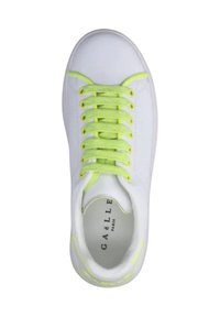 Sneaker bianco con lacci e dettagli giallo neon. Texture liscia, punta rotonda e nome del marchio visibile all'interno. Design classico a basso profilo.