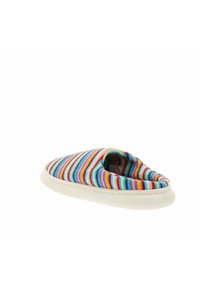 Zapatillas de casa multicolores tipo slip-on con rayas horizontales en tonos vibrantes: púrpura, azul, naranja y amarillo; tejido suave y suela blanca.