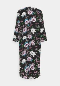 Blomster-retro sort kjole med trekvart ærmer, der har store hvide, lilla og blå blomster samt grønne blade. Glat tekstur, knælængde.