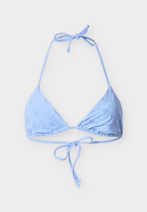 Gaiši zils bikini augšdaļas trīsstūris ar ziedu izšuvumu, sasiets apkaklī un mugurā ar plānām lencēm uz balta fona.