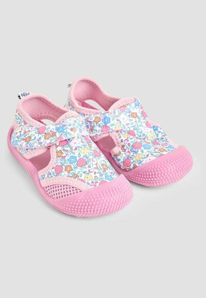 Sandi roz cu curele cu model floral și laterale din plasă. Tălpi din cauciuc roz texturat pentru aderență. Închidere ajustabilă cu bandă velcro.