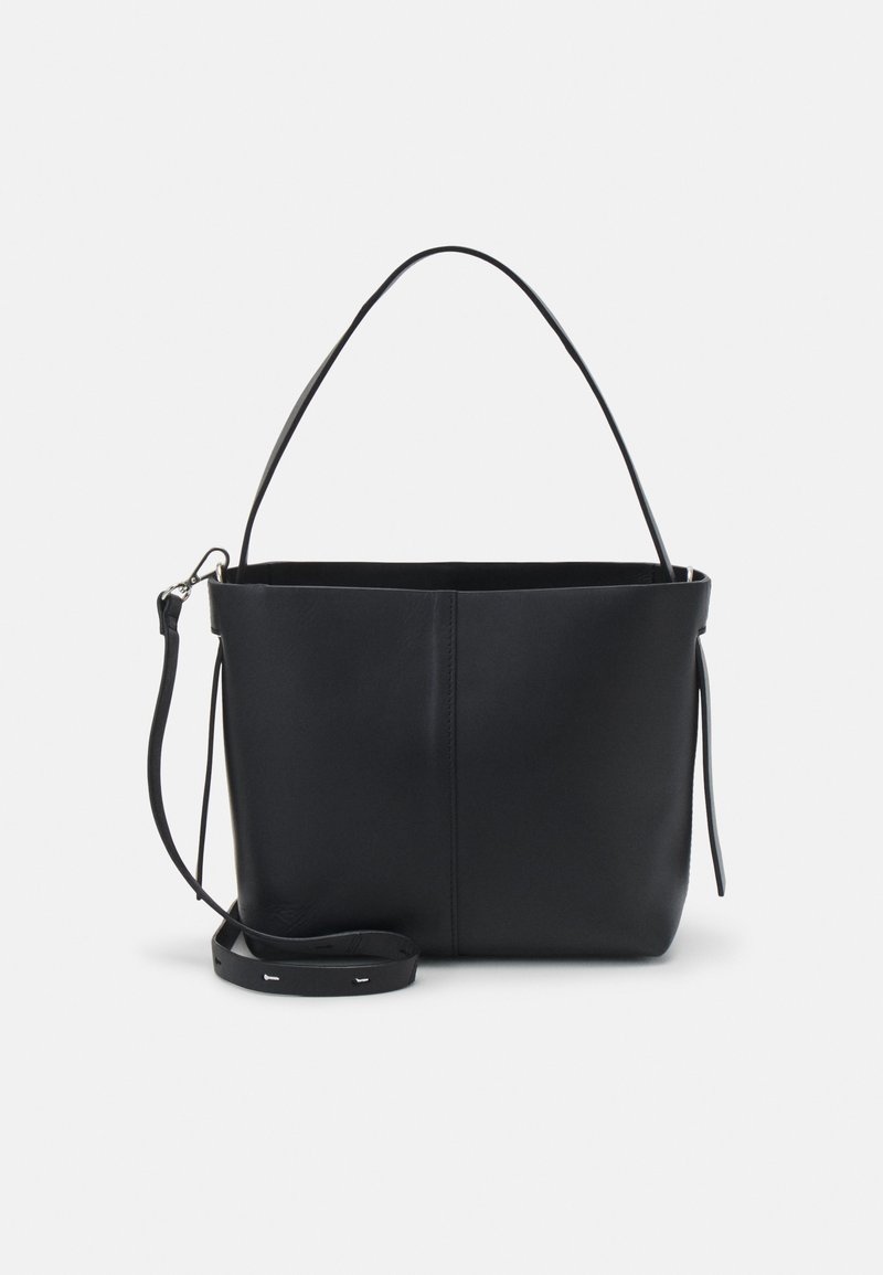 Borsa a secchiello in pelle nera con forma strutturata, dotata di un manico superiore singolo e di una tracolla rimovibile. Texture liscia, design minimale.