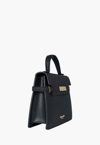 Zwarte leren handtas met een gestructureerde vorm, gouden hardware accenten en een handvat bovenaan. Heeft een getextureerd oppervlak en een verfijnd ontwerp.