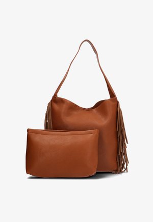 Bolso de hombro de cuero marrón con una textura suave y detalle de flecos, acompañado de un pouch más pequeño a juego. Ambos son de forma rectangular.