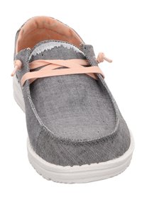 Scarpe in denim grigio con punta arrotondata, dotate di lacci rosa, suola bianca e fodera interna testurizzata. Il design include bordi sfrangiati.